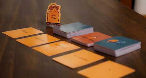 8+ 15-20 3-15 Runaway Parade Games Smug Owls Card Game - an Award-Winning Hilarious & Creative Riddle-Solving Party