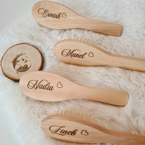 DOYOUWE Set, Set Personalized Newborn Brush Personalised Baby Hair Brush and Comb with Names, Wooden Baby Comb, Soft
