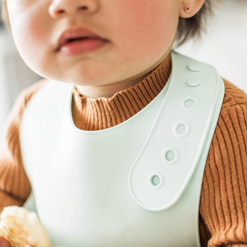 green sprouts Unisex Baby Scoop Silicone Bib in Light Blueberry