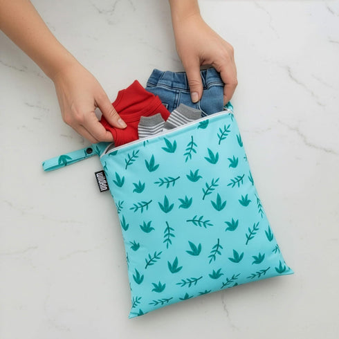 Set Wildkin Wet Bag for Boys, & Girls Durable Zipper with Snap Loop Handle, Reusable Water-Resistant Bags for Beach