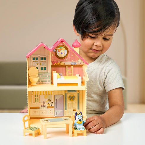 BLUEY Mini Home Playset | Compact House Playset with Carry Handle | Three Different Rooms | Kitchen, Bedroom and Bathroom | includes Figure with 5 Play Pieces