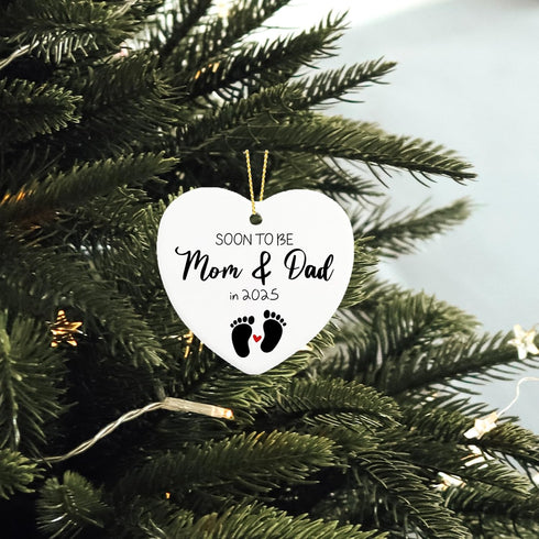 Yegifeyct 2025 Soon to Be Mom & Dad in Ceramic Ornament Keepsake Sign Heart Plaque Pregnancy Baby Announcement Gift