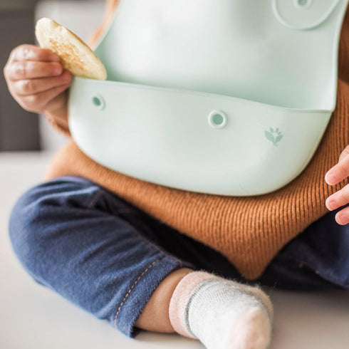 green sprouts Unisex Baby Scoop Silicone Bib in Light Blueberry