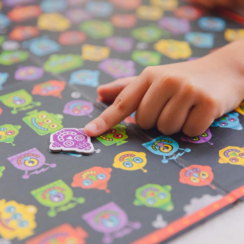 Educational Insights Robot Face Race, Fast Paced Color Recognition Game for 2-4 Players, Award-Winning Fun