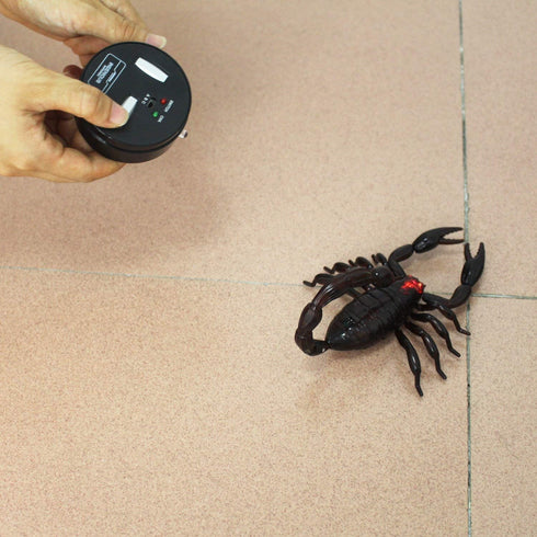 Tipmant Scary RC Scorpion - Realistic Remote Control Toy for Kids and Pets