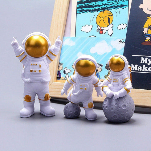 LUOZZY 3 Pcs Astronaut Figurines, Space Cake Toppers Decorations for Outer Space Cupcake (Golden)