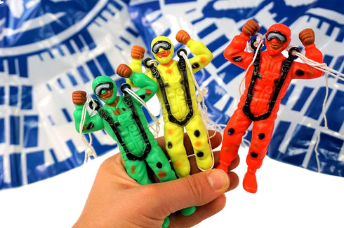 JA-RU Parachute Action Figure Toys, Flying Glider Army Men for Kids, Outdoor Summer Yard Games & Party Favors