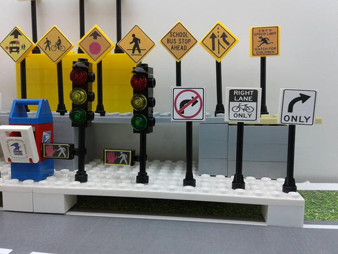 Custom Toys & Hobbies City/TOWN/VILLAGE/STREET 25 Play Road Signs, POST BOX, TRAFFIC LIGHTS