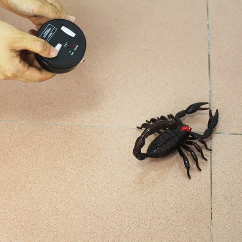 Tipmant Scary RC Scorpion - Realistic Remote Control Animal Toy