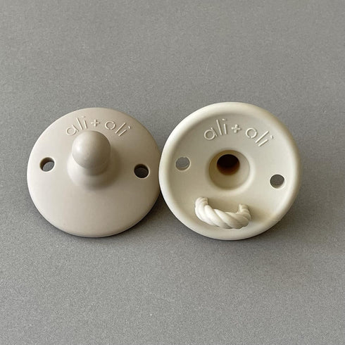 Set Ali+Oli Silicone Pacifier Essentials Bundle: Pacifier Case and Pacifier