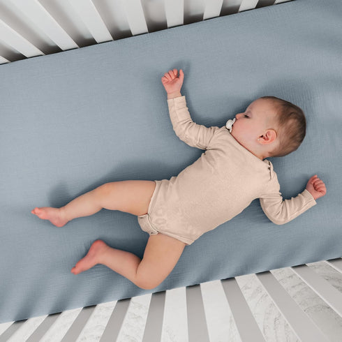 Set Comfy Cubs Grey/White Muslin Crib Sheet & Baby Blanket