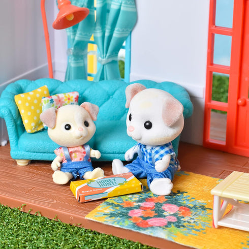 Sunny Days Entertainment Honey Bee Acres Cozy Living Room Décor – 28 Pieces Accessory Set for Kids Pretend Play