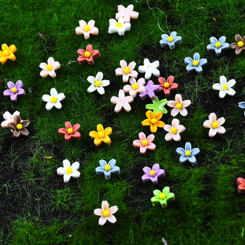 100PCS Mini Resin Daisy Flowers Dollhouse Mini Things Miniature Flowers for Crafts Tiny Things for Fairy Garden Dollhouse Micro Landscaping