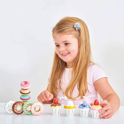 (TV331) Le Toy Van - Adorable Honeybake Petit Four Cupcakes | Childrens Wooden Food Pretend Toy Cakes | Birthday Cake