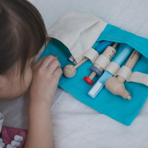 Set PlanToys Pretend Play Dentist Toy for Kids | Wooden Doctor Kit with Teeth Model, Dental Tools, and Bag |