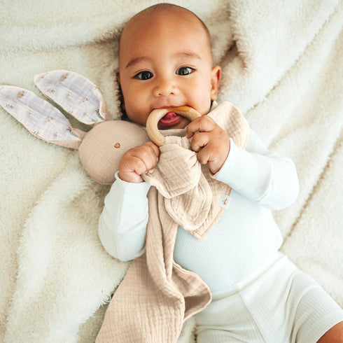 Mikito Set Organic Cotton Newborn Gift Box, Unisex Baby Gift incl. Muslin Lovey Comforter + Bandana Bib + Wooden