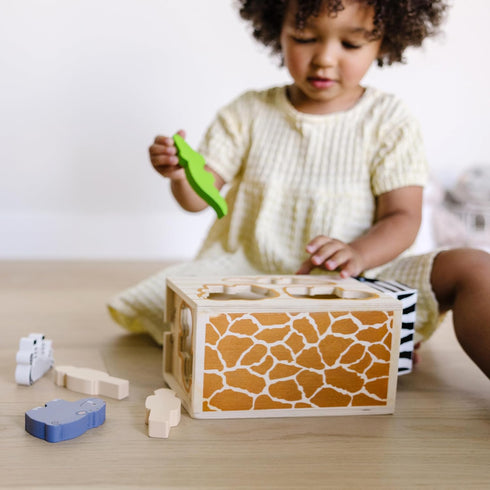 Melissa & Doug Animal Rescue Shape-Sorting Truck - Wooden Vehicle Toy with 7 Animals and 2 Play Figures for Toddlers