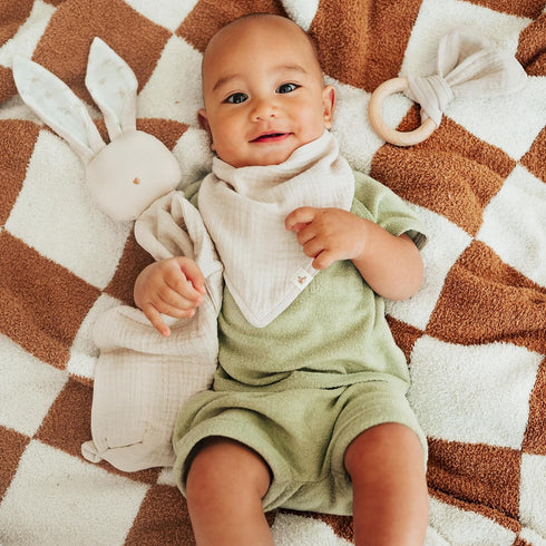 Mikito Set Organic Cotton Newborn Gift Box, Unisex Baby Gift incl. Muslin Lovey Comforter + Bandana Bib + Wooden