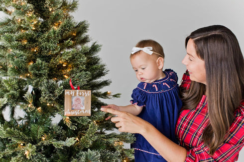 Pearhead Baby’s First Christmas Wooden Picture Frame Ornament, Rustic Keepsake Photo Holiday Gift for New Parents