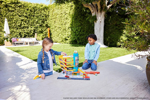 Matchbox Transportation Center Playset, 5 Levels with 1:64 Scale Taxi, Boat, Helicopter & Food Vendor Features
